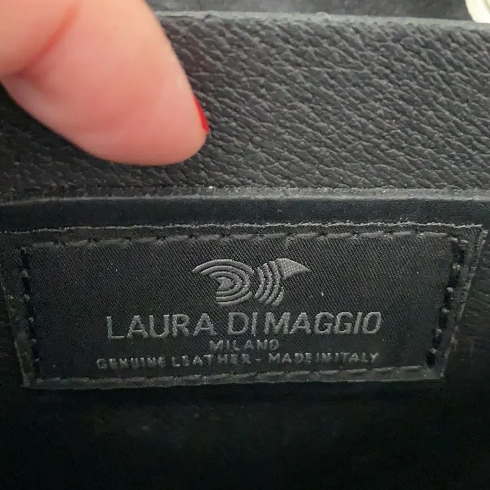 Laura DiMaggio black leather 90s Y2K patent hand bag